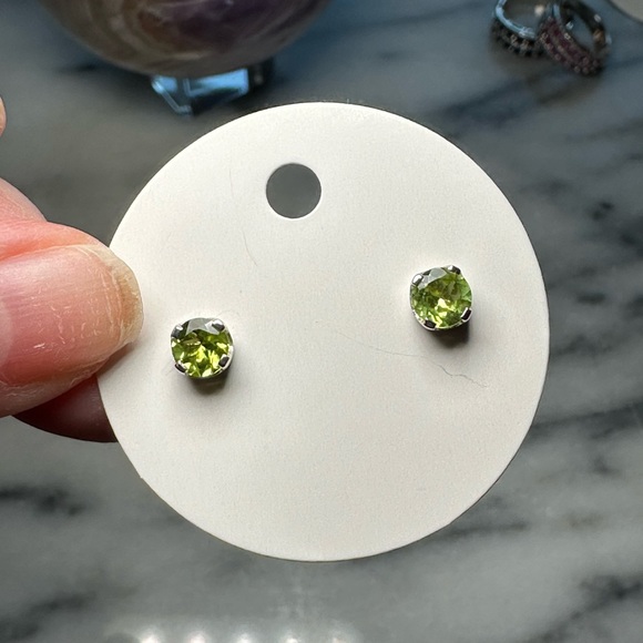 Faceted genuine peridot sterling silver stud earrings - Picture 4 of 4